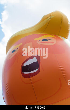 Das Baby blimp Trumpf um den Parliament Square, London, UK vorgeführt werden, bei der # BringTheNoise's Frauen März gegen Donald Trump Protest Demonstration. Stockfoto