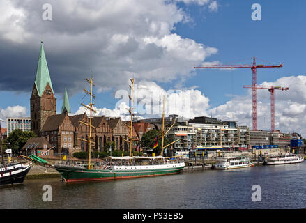 Bremen, Deutschland - Juli 10th, 2018 - Riverside Blick auf die Schlachte Promenade und das Schiff "Alexander von Humboldt" an ihrem Liegeplatz mit dem S Stockfoto