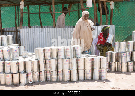 Kakuma, Kenia - Essen Ausgabe der Hilfsorganisation World Food Programm in einem Distributionszentrum im Flüchtlingslager Kakuma. Stockfoto