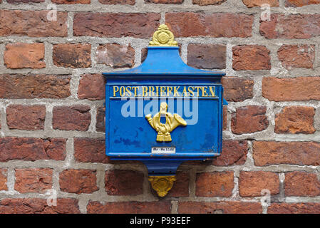 Bremen, Deutschland - Juli 10th, 2018 - Vintage deutschen Blauen Mailbox mit goldenen Schriftzug Stockfoto