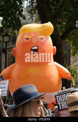 Das Baby blimp Trumpf um den Parliament Square, London, UK vorgeführt werden, bei der # BringTheNoise's Frauen März gegen Donald Trump Protest Demonstration. Stockfoto