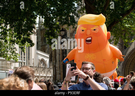 Das Baby blimp Trumpf um den Parliament Square, London, UK vorgeführt werden, bei der # BringTheNoise's Frauen März gegen Donald Trump Protest Demonstration. Stockfoto