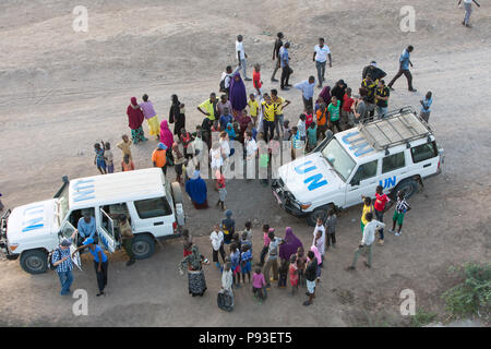 Kakuma, Kenia - Ansammlung von Flüchtlingen um zwei UN-Land Rover in Kakuma Flüchtlingslager. Stockfoto