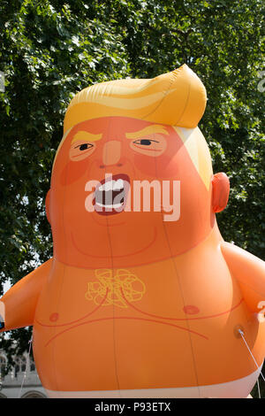 Das Baby blimp Trumpf um den Parliament Square, London, UK vorgeführt werden, bei der # BringTheNoise's Frauen März gegen Donald Trump Protest Demonstration. Stockfoto