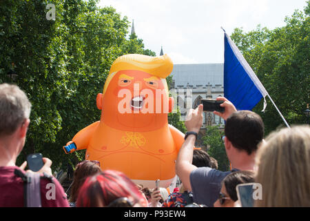 Das Baby blimp Trumpf um den Parliament Square, London, UK vorgeführt werden, bei der # BringTheNoise's Frauen März gegen Donald Trump Protest Demonstration. Stockfoto