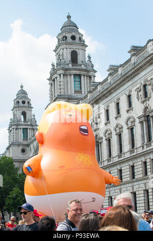 Das Baby blimp Trumpf um den Parliament Square, London, UK vorgeführt werden, bei der # BringTheNoise's Frauen März gegen Donald Trump Protest Demonstration. Stockfoto