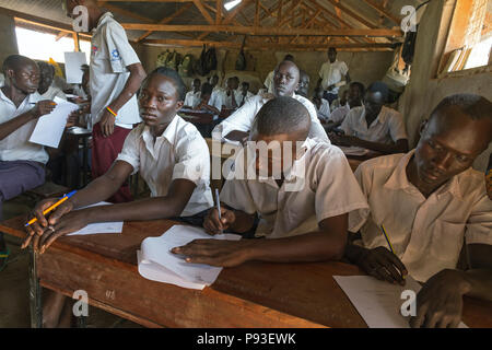 Kakuma, Kenia - Schüler schreiben Prüfungen in einem Klassenzimmer einer Schule im Flüchtlingslager Kakuma. Stockfoto