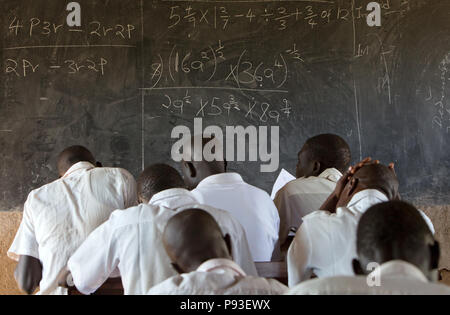 Kakuma, Kenia - Schüler schreiben Prüfungen in einem Klassenzimmer einer Schule im Flüchtlingslager Kakuma. Stockfoto