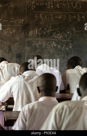 Kakuma, Kenia - Schüler schreiben Prüfungen in einem Klassenzimmer einer Schule im Flüchtlingslager Kakuma. Stockfoto