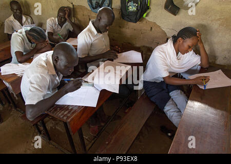 Kakuma, Kenia - Schüler schreiben Prüfungen in einem Klassenzimmer einer Schule im Flüchtlingslager Kakuma. Stockfoto