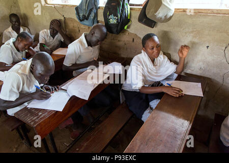 Kakuma, Kenia - Schüler schreiben Prüfungen in einem Klassenzimmer einer Schule im Flüchtlingslager Kakuma. Stockfoto