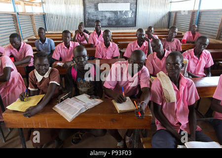 Kakuma, Kenia - Studenten und Schüler in einem Klassenzimmer einer Schule im Flüchtlingslager Kakuma. Stockfoto