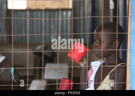 Kakuma, Kenia - jungen Studenten trinken aus einem Becher in ein Klassenzimmer. Schule im Flüchtlingslager Kakuma. Stockfoto