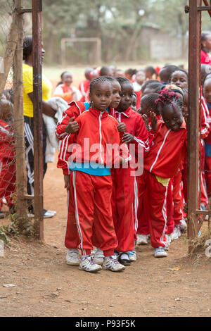 Nairobi, Kenia - Studenten im Sport trainingsanzug an der St. John's Community Centre Pumwani. Stockfoto