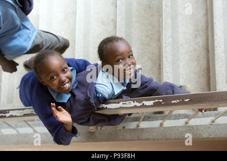 Nairobi, Kenia - Schüler in Schuluniformen stand im Treppenhaus des St. John's Community Centre Pumwani auf den Betrachter. Stockfoto