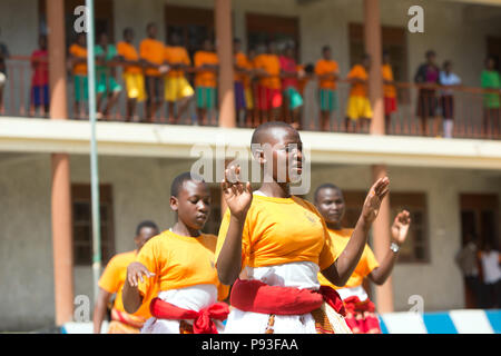 Bombo, Uganda - Schüler des Don Bosco Berufsausbildungszentrum Bombo ein Tanz durch. Stockfoto