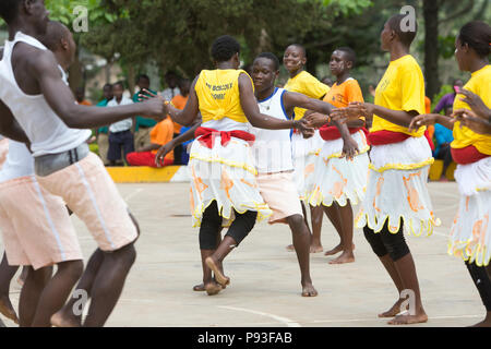 Bombo, Uganda - Schüler des Don Bosco Berufsausbildungszentrum Bombo ein Tanz durch. Stockfoto