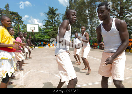 Bombo, Uganda - Schüler des Don Bosco Berufsausbildungszentrum Bombo ein Tanz durch. Stockfoto