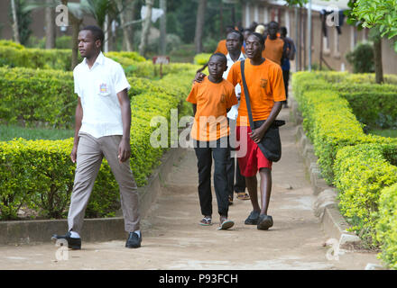 Bombo, Uganda - Schüler des Don Bosco Berufsausbildungszentrum Bombo tragen T-Shirts mit dem Logo der Don Bosco Mondo. Stockfoto