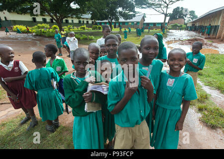 Bombo, Uganda - Grundschule - uniformierte Studenten stehen auf dem Schulhof der St. Joseph's Bombo Gemischte Grundschule. Stockfoto