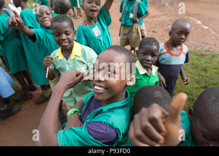 Bombo, Uganda - Volksschule - Schule Schüler Grinsen auf dem Schulhof der St. Joseph's Bombo Gemischte Grundschule. Stockfoto