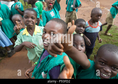 Bombo, Uganda - Volksschule - Schule Schüler Grinsen auf dem Schulhof der St. Joseph's Bombo Gemischte Grundschule. Stockfoto