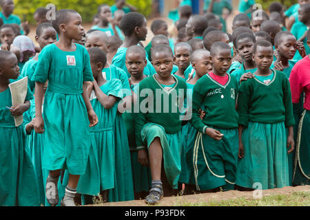 Bombo, Uganda - Schule Appell auf dem Schulhof der St. Joseph's Bombo Gemischte Grundschule. Stockfoto