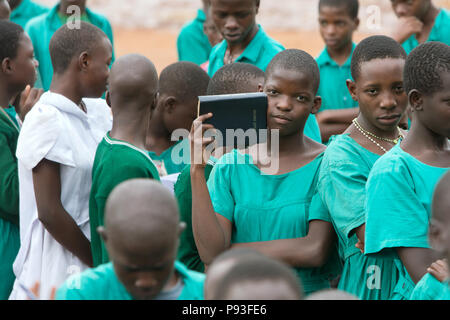 Bombo, Uganda - Schule Appell auf dem Schulhof der St. Joseph's Bombo Gemischte Grundschule. Stockfoto