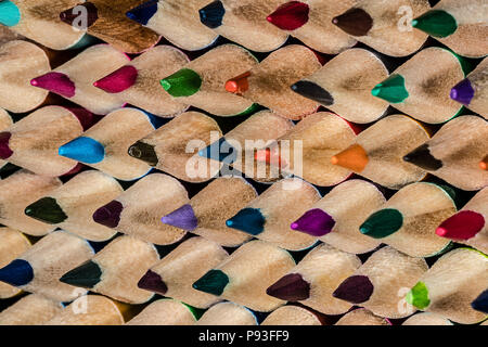Eine enge Makro Nahaufnahme der Buntstift geschärft Punkte in einem ordentlichen Stapel bereit zu verwenden. Sehr scharfe Details. Sehr OCD in Absprache. Stockfoto