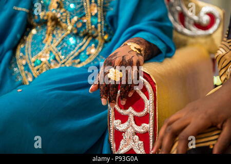 Schwarz und Braun Henna Hands Zeichnungen auf Frauen für afrikanische Hochzeit mit Gold Ring Stockfoto
