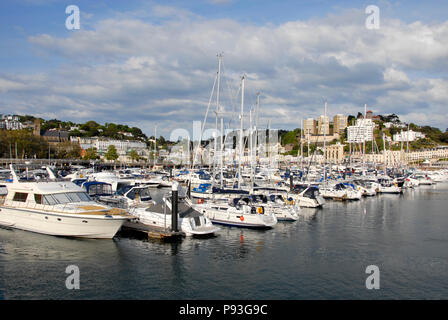 Viele Boote in einem überfüllten Marina, Torquay, Devon, England Stockfoto