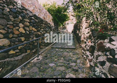Bergauf Stein Pfad in Masca Dorf, die das bekannteste Reiseziel in Teneriffa, Spanien. Stockfoto