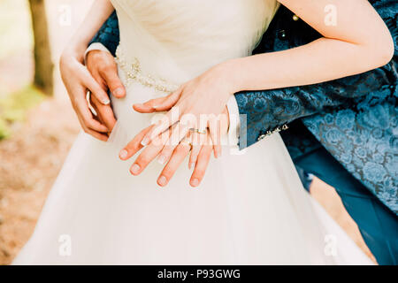 Brautpaare Hände sichtbar Neue glänzende Trauringe Stockfoto