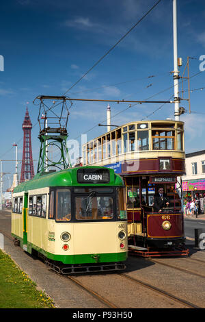 Großbritannien, England, Lancashire, Blackpool, Promenade, 1935 railcoach abschleppen Auto 680 Erbe elektrische Straßenbahn vorbei 1901 Double Deck Bolton Corporation herita Stockfoto