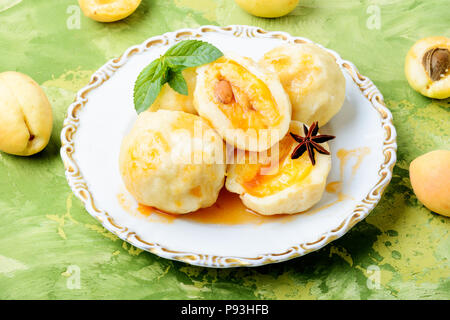 Obstknödel mit Aprikosen und würzige Sirup Stockfoto