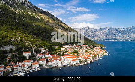 Antenne schöne Aussicht auf Perast Stadt. Montenegro. Perast Stadt in die Bucht von Kotor Stockfoto