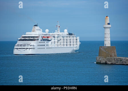 Verlassen Aberdeen Harbour Inn Grampian Region, Schottland, die Silver Wind Kreuzfahrtschiff ist etwa für den Tilbury Docks in London zu fahren. Stockfoto