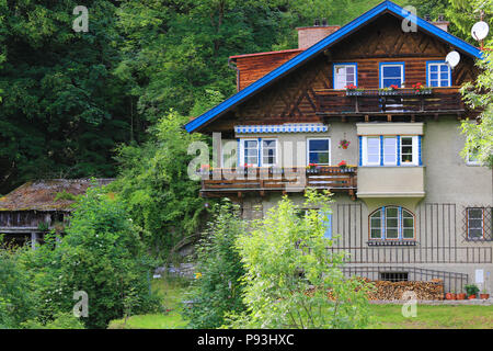 Typisch österreichische Alpine House mit hellen Blumen Stockfoto