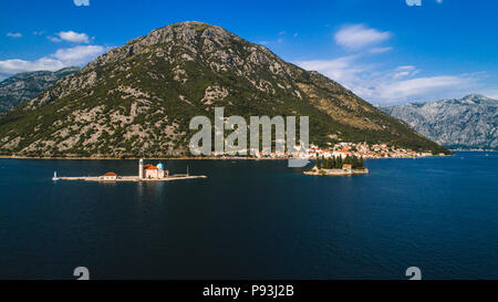 Luftaufnahme der Muttergottes von den Felsen Kirche und Insel Sveti Djordje in der Bucht von Kotor in der Nähe der Stadt Perast, Montenegro Stockfoto