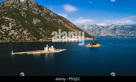 Luftaufnahme der Muttergottes von den Felsen Kirche und Insel Sveti Djordje in der Bucht von Kotor in der Nähe der Stadt Perast, Montenegro Stockfoto