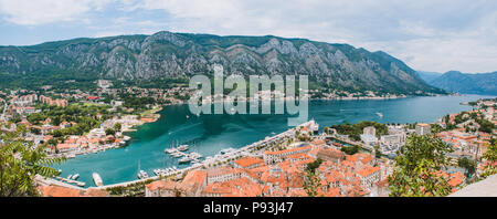 Panoramablick auf die Altstadt von Kotor Berg Lovcen in Kotor, Montenegro. Kotor ist Teil des UNESCO-Welt. Stockfoto