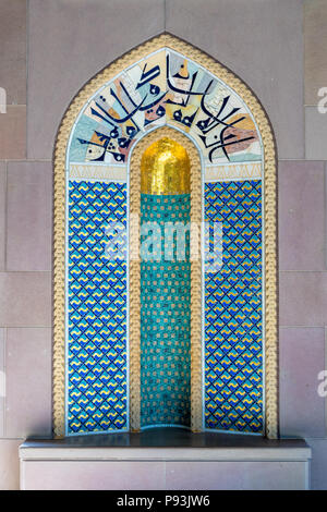 Fliesen- Sitzecke im Sultan Qaboos Grand Mosque in Maskat, Oman, Stockfoto