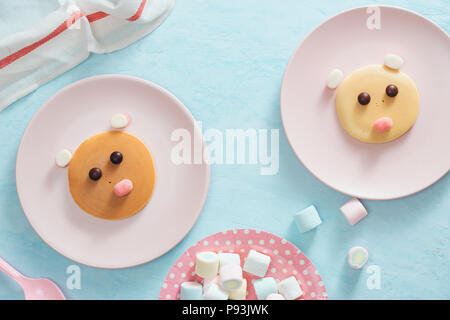 Lustige Pfannkuchen in einer Form der Teddybär, Essen für Kinder Idee, Ansicht von oben Stockfoto