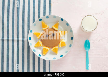 Lustige Pfannkuchen mit Orange für Kinder Frühstück Stockfoto