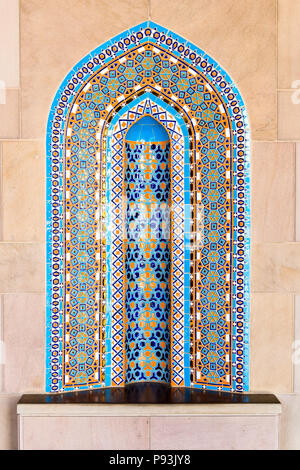 Fliesen- Sitzecke im Sultan Qaboos Grand Mosque in Maskat, Oman, Stockfoto