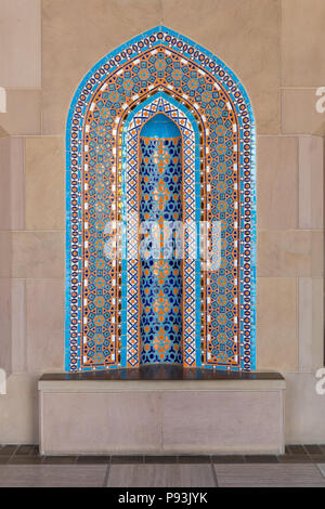 Fliesen- Sitzecke im Sultan Qaboos Grand Mosque in Maskat, Oman, Stockfoto