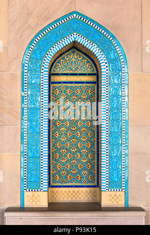 Fliesen- Sitzecke im Sultan Qaboos Grand Mosque in Maskat, Oman, Stockfoto