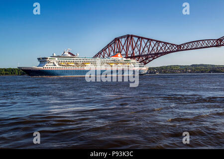 Kreuzfahrtschiff Balmoral auf dem Fluss gehen unter die Forth Bridges Stockfoto