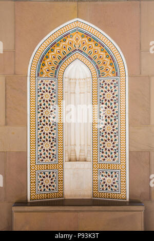 Fliesen- Sitzecke im Sultan Qaboos Grand Mosque in Maskat, Oman, Stockfoto