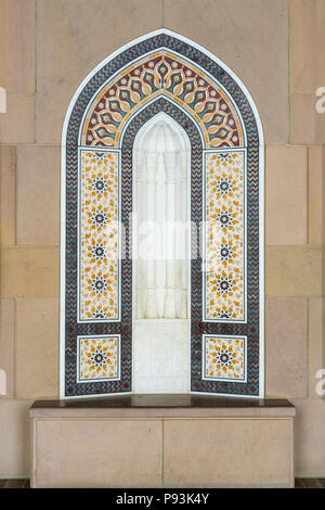 Fliesen- Sitzecke im Sultan Qaboos Grand Mosque in Maskat, Oman, Stockfoto